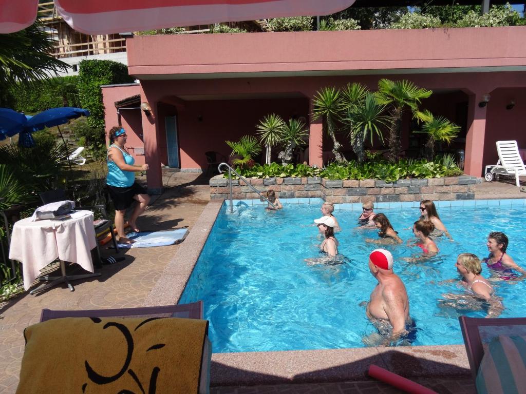 Hotel mit Pool mit Menschen – Hotel Villa del Sole